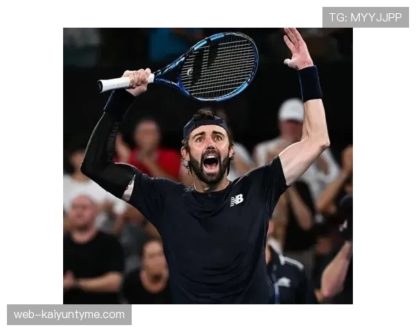 乔丹·汤普森球场拼到像邻家大男孩，赛后刷卡结账像阔太，笑死我了