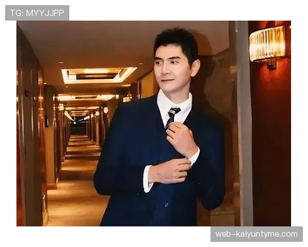 邢傲伟训练场上的狠劲，和他地铁里那双懒到没边的拖鞋，真是反差萌爆了！